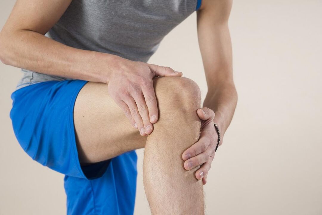 Pirmās sāpes un stīvums locītavā artrozes dēļ ir saistītas ar muskuļu un saišu sastiepumiem
