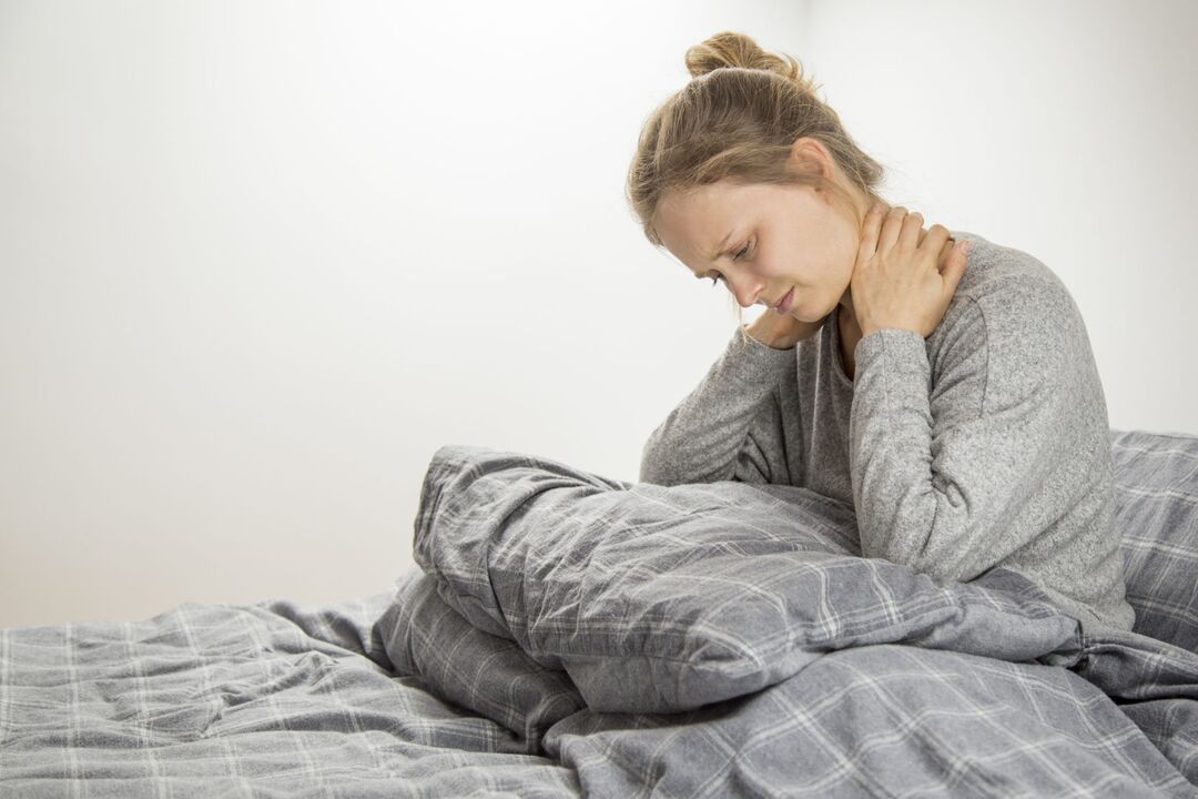 Sieviete ar dzemdes kakla osteohondrozes simptomiem